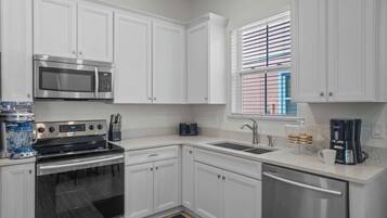 Rumah, Beberapa Tempat Tidur, hot tub, pemandangan kebun (Get Happy) | Dapur pribadi | Lemari es, microwave, oven, dan kompor