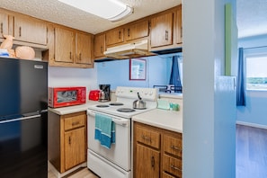 Condo, 1 cama matrimonial y sofá cama, hidromasaje, vista al océano | Cocina privada | Refrigerador, microondas, horno y parrilla de estufa