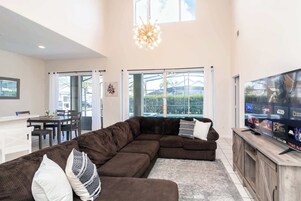 独立别墅, 多张床, 使用泳池, 花园景观 (Palm Spring Oasis) | 起居区 | 50-英寸纯平电视 （配备数码频道）、电视