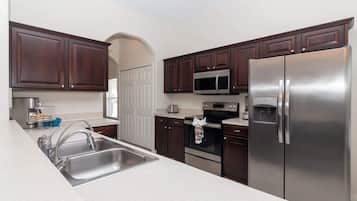 Casa, varias camas, acceso a la alberca, vista al jardín (Palm Spring Oasis) | Cocina privada | Refrigerador, microondas, horno y parrilla de estufa