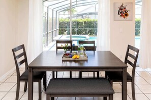 Huis, Meerdere bedden, toegang tot zwembad, uitzicht op tuin (Palm Spring Oasis) | Dineren