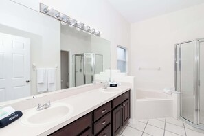 Huis, Meerdere bedden, toegang tot zwembad, uitzicht op tuin (Palm Spring Oasis) | Badkamer | Een bad/douchecombinatie, handdoeken