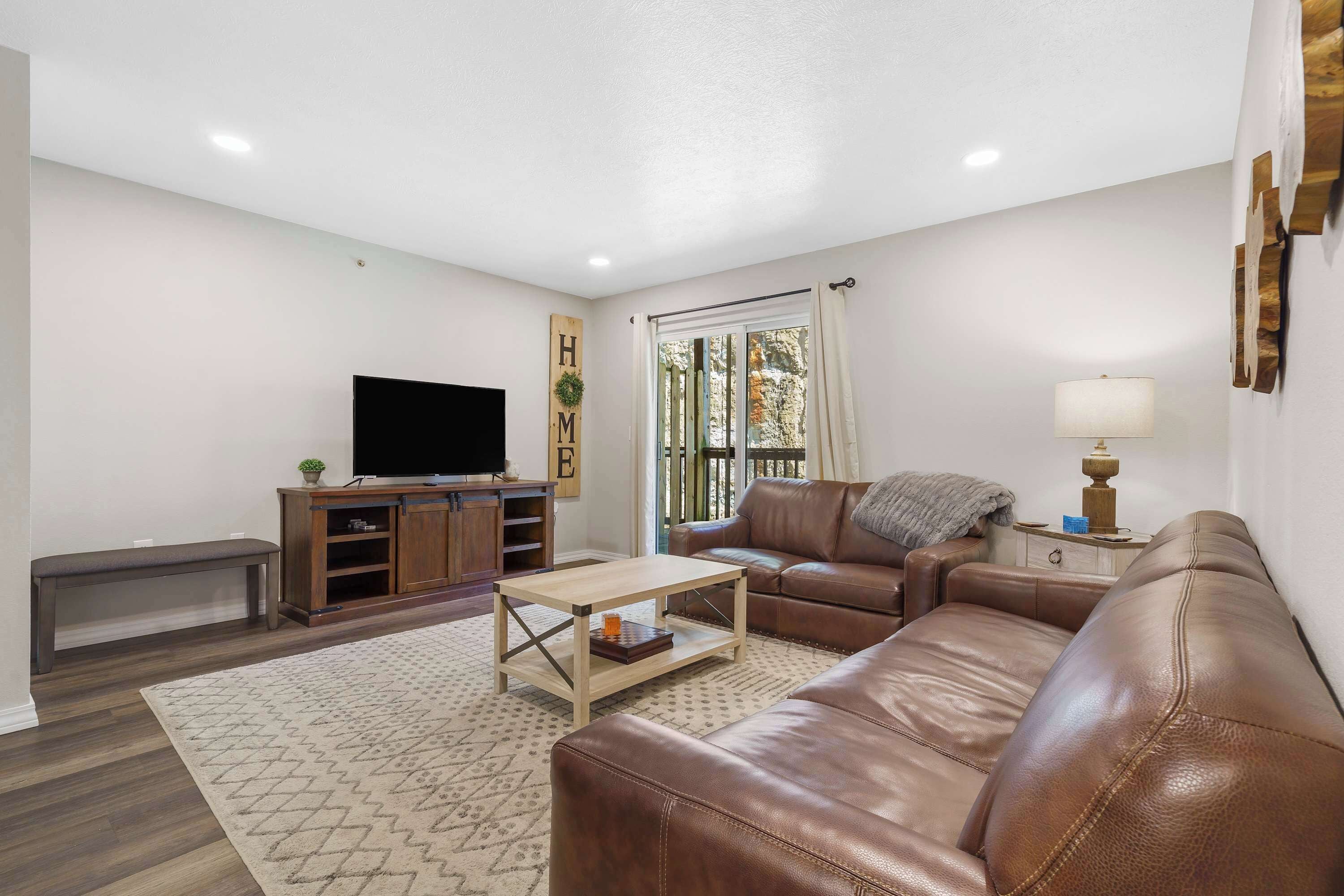 Condo, varias camas, patio, vista al jardín (Hillside Duo) | Área de sala de estar | Televisión de pantalla plana de 42 pulgadas con canales digitales 