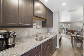 Appart'hôtel, plusieurs lits, patio, vue jardin (Hillside Duo) | Cuisine privée | Cafetière/bouilloire