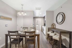 Kondominium, Beberapa Tempat Tidur, patio (Hillside Lodge) | Tempat makan