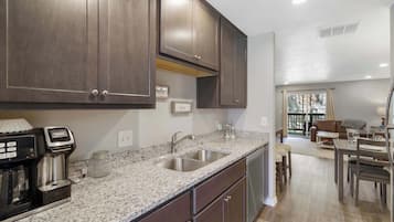 Kondominium, Beberapa Tempat Tidur, patio (Hillside Lodge) | Dapur pribadi | Mesin pembuat kopi/teh