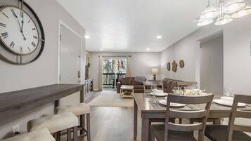 Kondominium, Beberapa Tempat Tidur, patio (Hillside Lodge) | Tempat makan