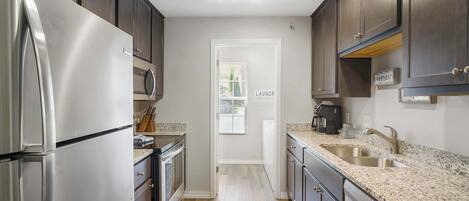 Condo, Plusieurs lits, patio (Hillside Lodge) | Cuisine privée | CafetiÚre-théiÚre