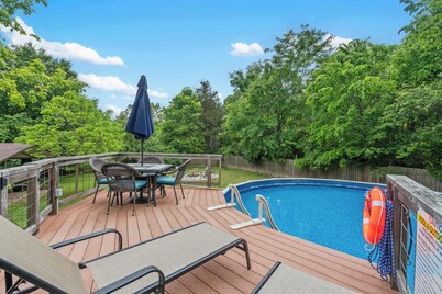 The Cozy Cottage Getaway - Private Pool & Hot Tub