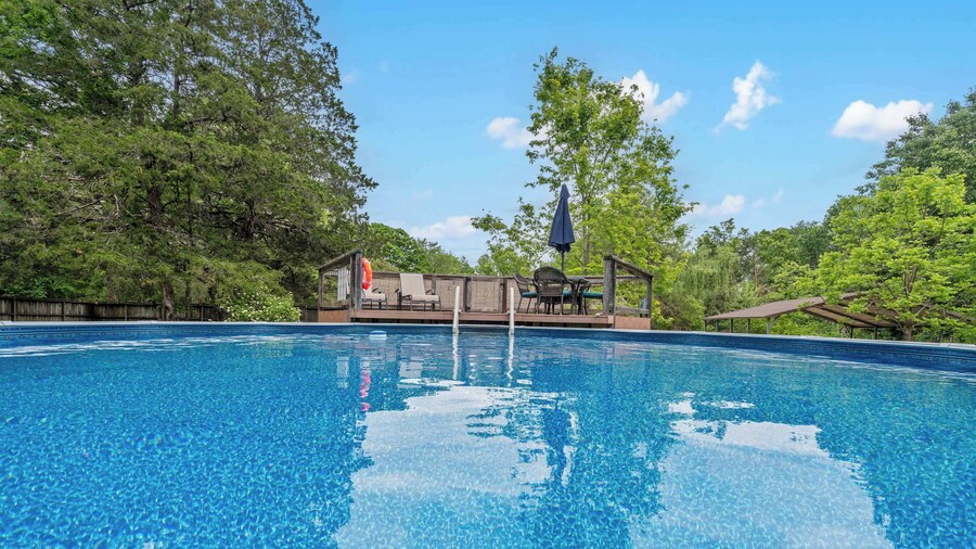 The Cozy Cottage Getaway - Private Pool & Hot Tub