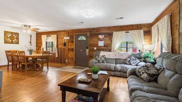 Rumah, Beberapa Tempat Tidur, patio, pemandangan kolam renang (The Cozy Cottage Getaway) | Area keluarga | Televisi layar datar 42-inci dengan saluran TV digital