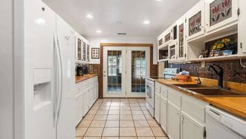 House, Multiple Beds, Patio, Pool View (The Cozy Cottage Getaway) | Private kitchen | Coffee/tea maker