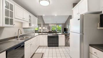 Condo, nhiều giường, ban công (Pool View Oasis) | Bếp riêng | Dụng cụ pha cà phê/trà