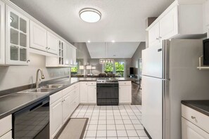 Condo, nhiều giường, ban công (Pool View Oasis) | Bếp riêng | Dụng cụ pha cà phê/trà 