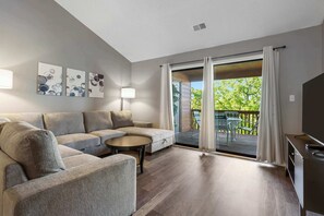 Living area - Pool View Oasis - Community Amenities (Branson)