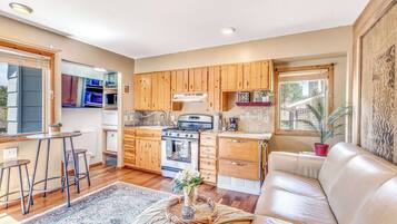 House, 1 Queen Bed | Living area | 42-inch flat-screen TV with digital channels