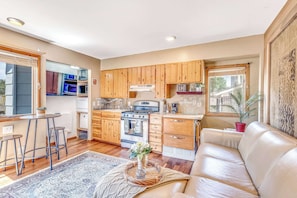 House, 1 Queen Bed | Living area | 42-inch flat-screen TV with digital channels