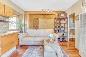 House, 1 Queen Bed | Living area | 42-inch flat-screen TV with digital channels