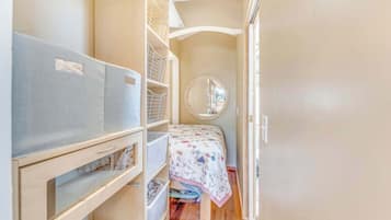 House, 1 Queen Bed