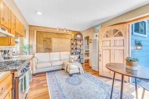 House, 1 Queen Bed | Interior
