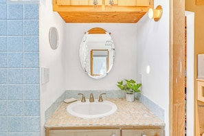 House, 1 Queen Bed | Bathroom | Towels