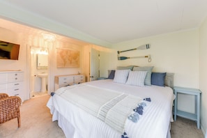 3 habitaciones, escritorio y tabla de planchar con plancha 