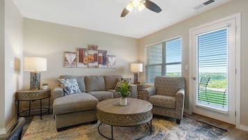 Appartement, meerdere bedden, keuken, uitzicht op bergen (Welcome Home Branson) | Woonruimte | Een 42-inch flatscreentelevisie met digitale zenders