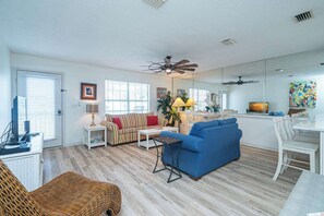 Condo, várias camas, sacada (Sun Kissed) | Área de estar | TV de tela plana 42 polegadas com canais digitais