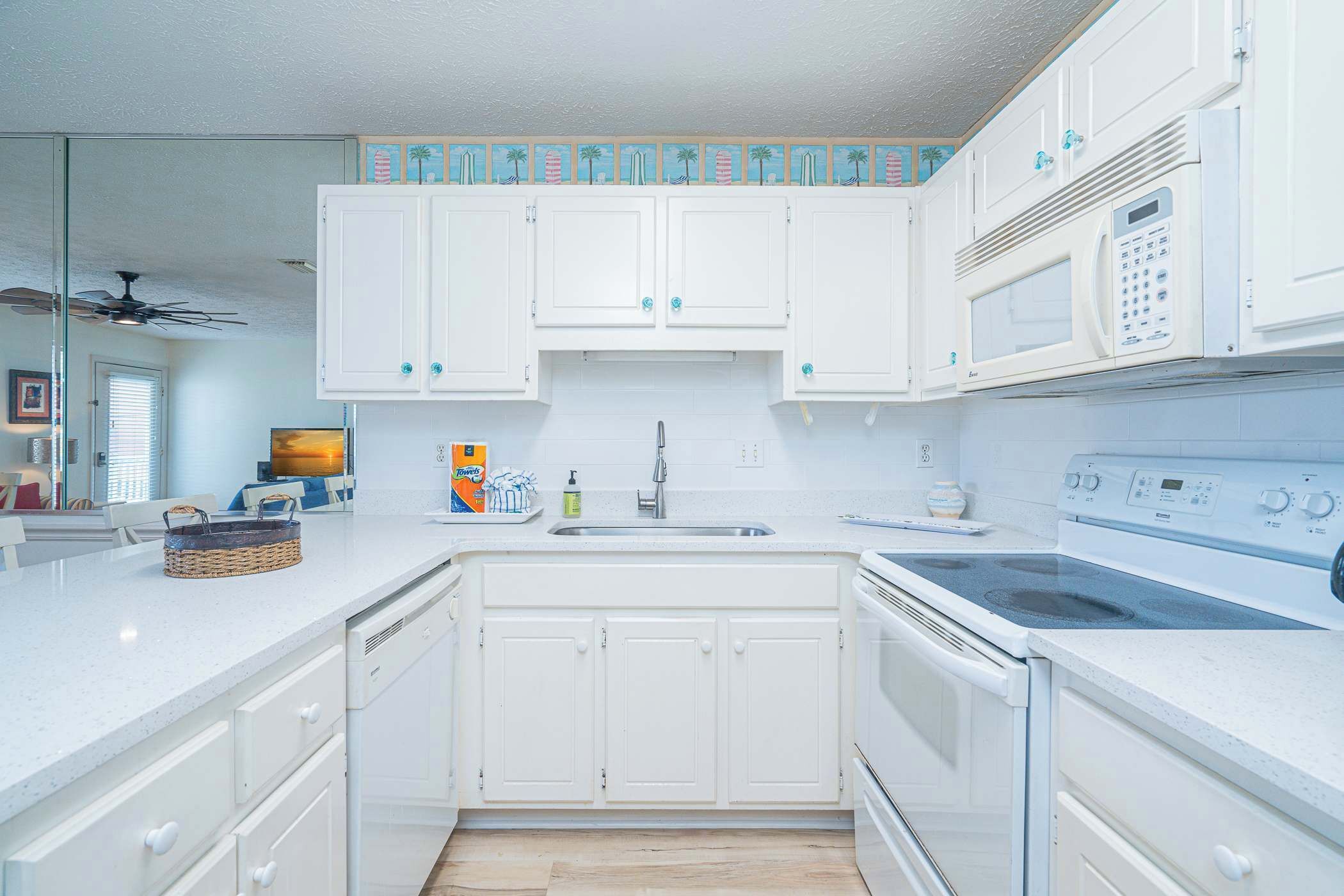 Huoneisto, useita sänkyjä, parveke (Sun Kissed) | Yksityinen keittiö | Jääkaappi, mikroaaltouuni, uuni, liesi