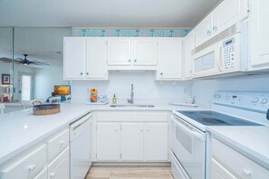 Condo, várias camas, sacada (Sun Kissed) | Cozinha privada | Geladeira, micro-ondas, fogão, cooktop