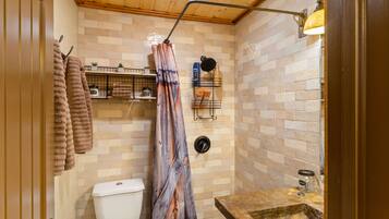 Een douche, een haardroger, handdoeken, zeep