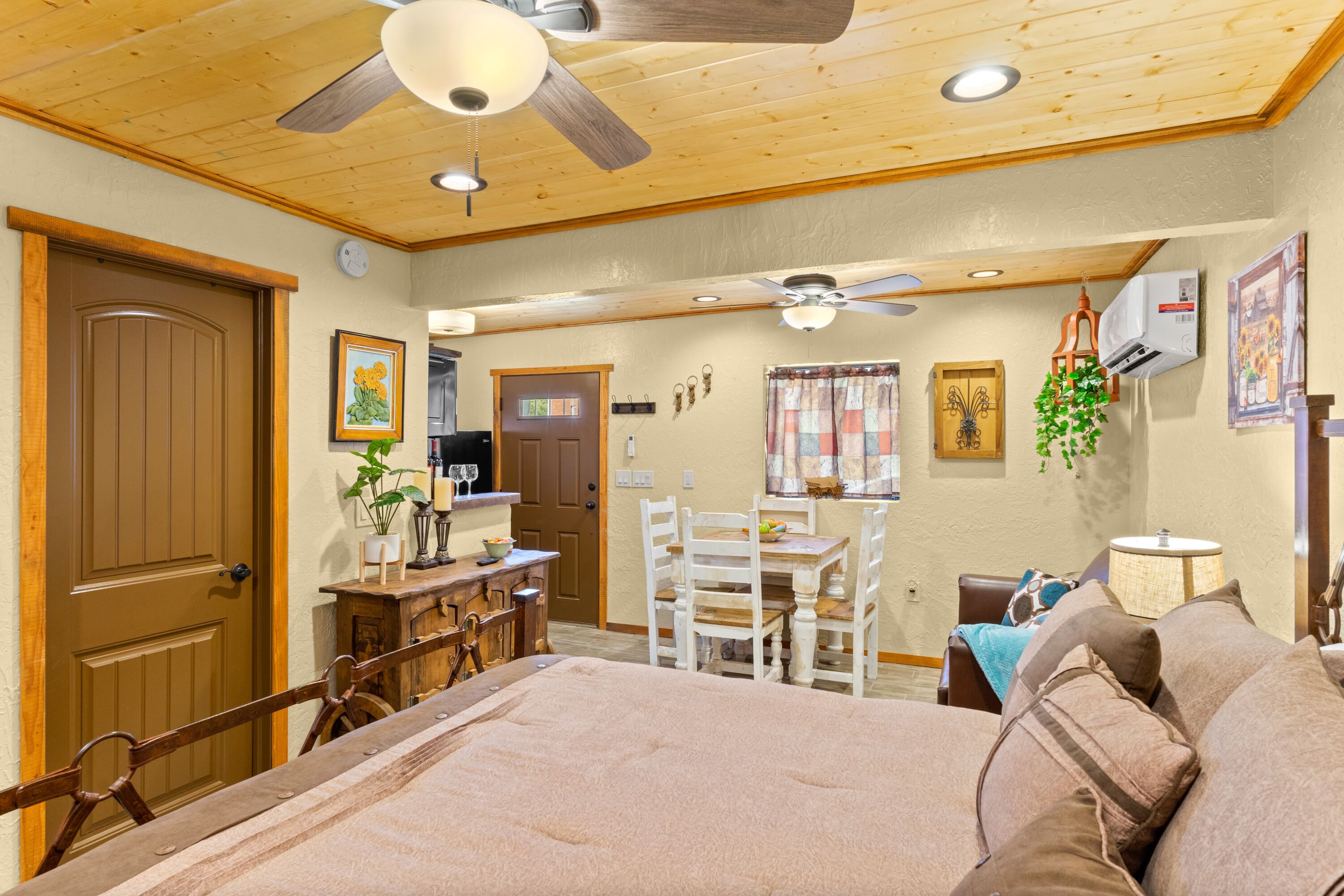 1 slaapkamer, een strijkplank/strijkijzer, gratis wifi, beddengoed