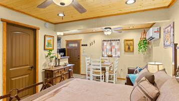 1 slaapkamer, een strijkplank/strijkijzer, gratis wifi, beddengoed