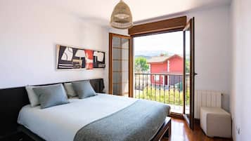 4 dormitorios, tabla de planchar con plancha, ropa de cama