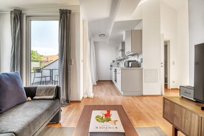 Un apartamento moderno con sala de estar, comedor y cocina.