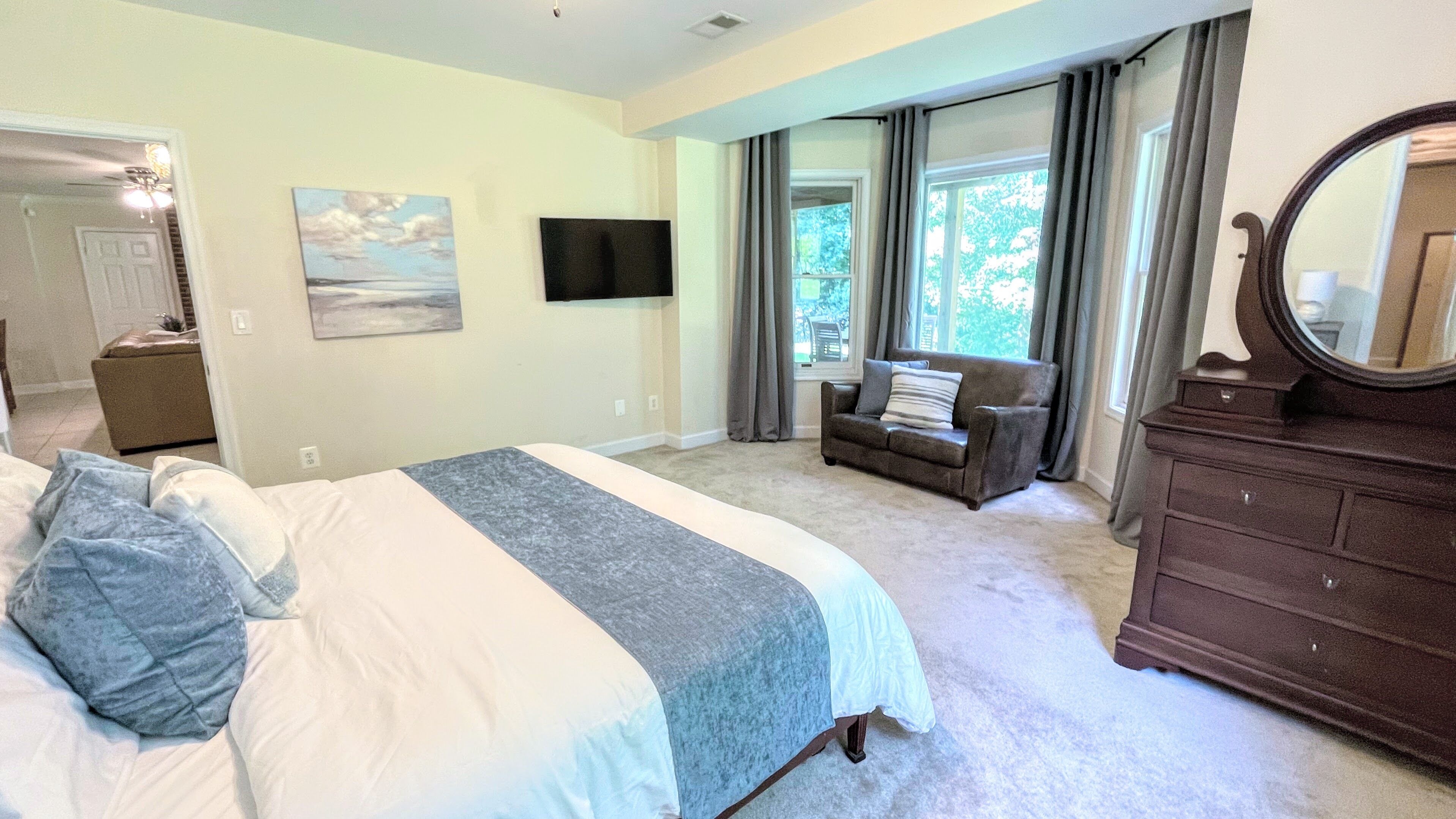 2 chambres, bureau, fer et planche à repasser, lit parapluie