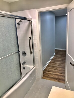 Combined shower/bathtub, hair dryer, towels, soap - spacious 3 bedroom apartment in the heart of downtown Alpena (Alpena)