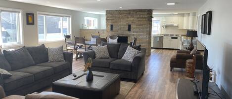 Fernseher, DVD-Player, BĂŒcher