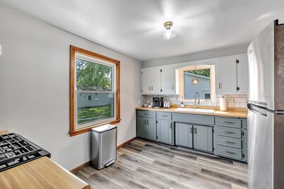 1 Mile to Lambeau–Modern historic charm.