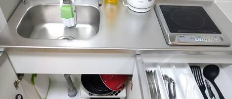 Refrigerador, microondas, utensilios de cocina
