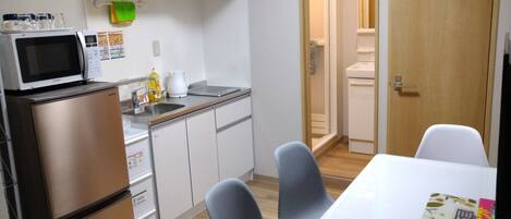 Refrigerador, microondas, utensilios de cocina