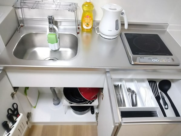 Refrigerador, microondas y utensilios de cocina