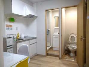 Refrigerador, microondas y utensilios de cocina