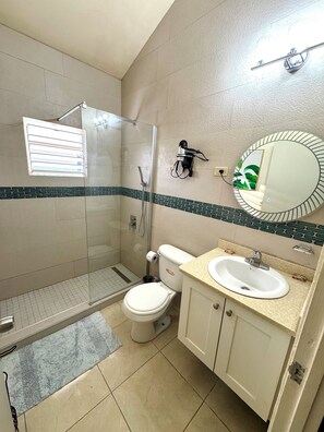 Combined shower/bathtub - King Bed In Cozy Portmore Gated Community (Portmore)