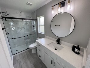 Bathtub - Amazing renovated home with cozy patio and hot tub (Davenport)