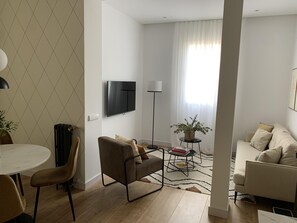 Smart TV - Prado Museum Apartment in Retiro Park, Madrid (Madrid)