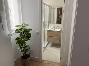 Dusj, hårføner, håndklær og såpe