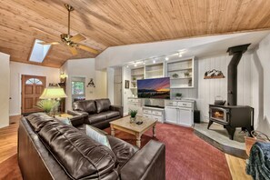 Smart TV, fireplace - Beautiful Mountain Retreat in Graeagle! (Graeagle)