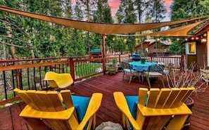 Outdoor dining - Beautiful Mountain Retreat in Graeagle! (Graeagle)
