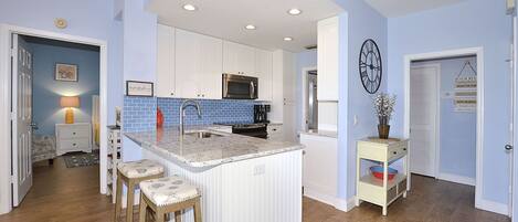 Kühlschrank, Ofen, Herdplatte, Wasserkocher mit Kaffee-/Teezubehör